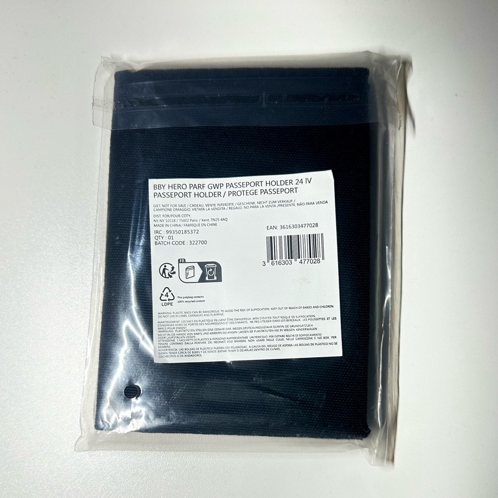 Burberry Black Textured Passport Cover (Sealed) GWP NWT - Picture 8 of 10